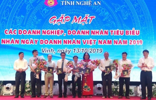 Tỉnh Nghệ An tặng hoa chúc mừng các hiệp hội doanh nghiệp trên địa bàn tỉnh.