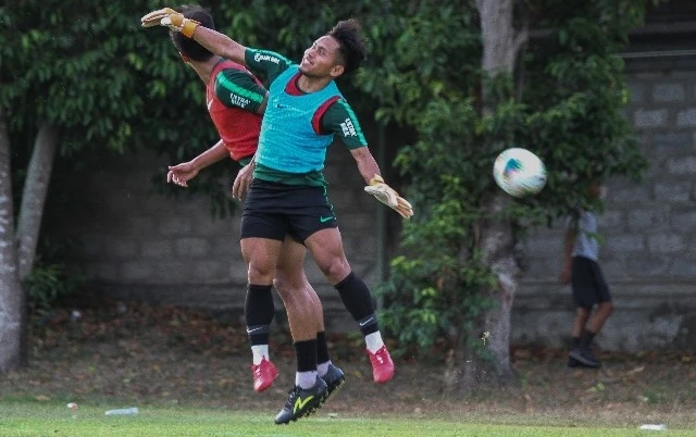 Đội tuyển Indonesia có buổi tập đầu tiên kéo dài khoảng hai giờ trên sân Trisakti, Badung, Bali vào chiều tối ngày 13-10.