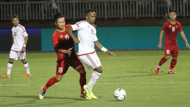 Pha tranh bóng giữa cầu thủ hai đội U22 Việt Nam (áo đỏ) và U22 UAE. Ảnh: Trọng Vũ