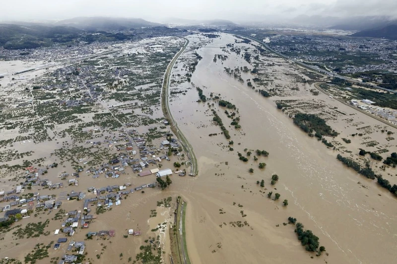 Nước lũ dâng cao trên sông Chikuma, tỉnh miền trung Nagano nhấn chìm nhiều ngôi nhà hai bên bờ sông (Ảnh: AP/Kyodo)