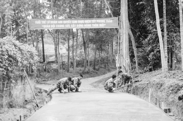 Bộ đội Lữ đoàn Xe tăng 406 (Quân khu 2) giúp nhân dân xã Minh Tiến, huyện Đoan Hùng (Phú Thọ) làm đường giao thông.