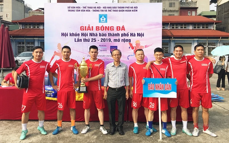 Các cầu thủ đội bóng Báo Nhân Dân tham gia thi đấu tại giải năm nay.