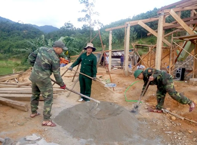 Bộ đội Biên phòng tỉnh Thừa Thiên - Huế hỗ trợ xây dựng nhà cho đồng bào dân tộc thiểu số ở huyện A Lưới.Ảnh: BÁ TRÍ