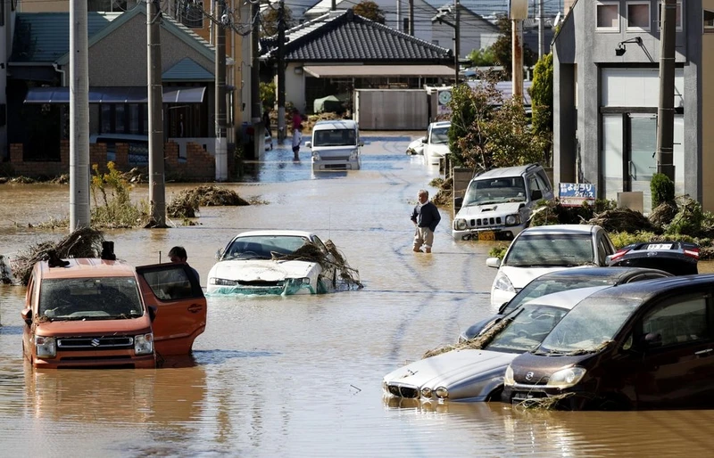 Đường phố Sano, tỉnh Tochigi ngập trong nước sau bão Habigis. Nước ngập sau bão lũ khiến vấn đề nước sạch cho sinh hoạt người dân trở nên cấp thiết. (Ảnh: AP)