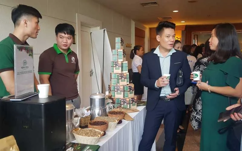 Gian hàng giới thiệu sản phẩm cà-phê của Việt Nam tại Diễn đàn.