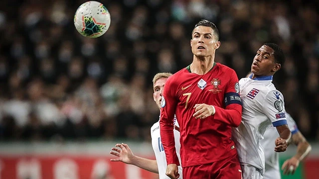 Cristiano Ronaldo (áo đỏ) chỉ cần một pha lập công để chạm mốc 700 bàn trong sự nghiệp.