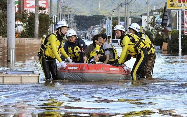 Lực lượng cứu hộ Nhật Bản giải cứu người dân khu vực Phư-cư-si-ma. Ảnh SKY NEWS