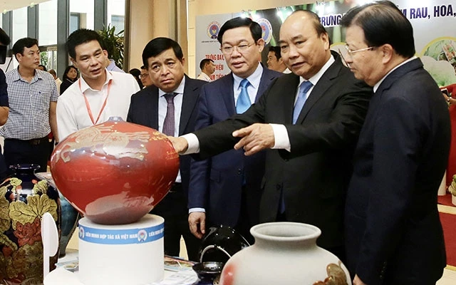 Thủ tướng Nguyễn Xuân Phúc và các đại biểu tham quan gian trưng bày sản phẩm thủ công mỹ nghệ tại hội nghị.Ảnh: TRẦN HẢI