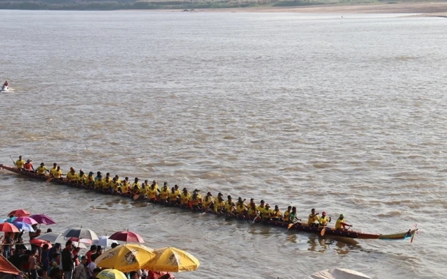 Các cổ động viên tràn xuống tận mép nước sông Mê Công để ủng hộ cho các tay đua vững tay chèo.