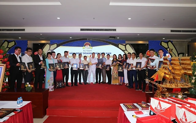 Hội Doanh nghiệp trẻ tỉnh Bắc Ninh trao tặng thưởng và kỷ niệm chương cho các doanh nhân trẻ tiêu biểu.