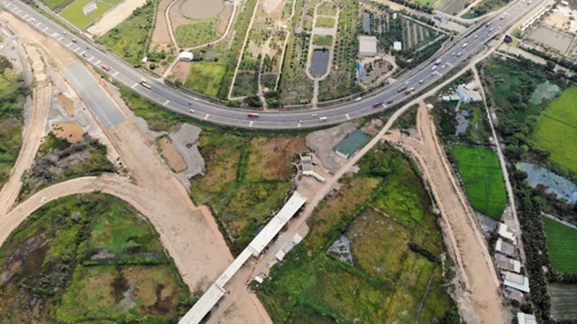 Điểm tiếp giáp giữa đường cao tốc TP.HCM - Trung Lương và dự án cao tốc Trung Lương - Mỹ Thuận. Ảnh: MẬU TRƯỜNG