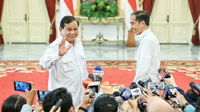 Tổng thống Widodo (phải) và ông Subianto tại buổi họp báo chung. Ảnh: THE JAKARTA POST