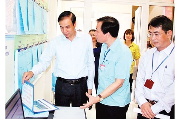 Đoàn công tác của Ban Thường vụ Thành ủy Hà Nội kiểm tra bộ phận một cửa tại phường Bưởi, quận Tây Hồ. Ảnh: NGUYỄN VĂN