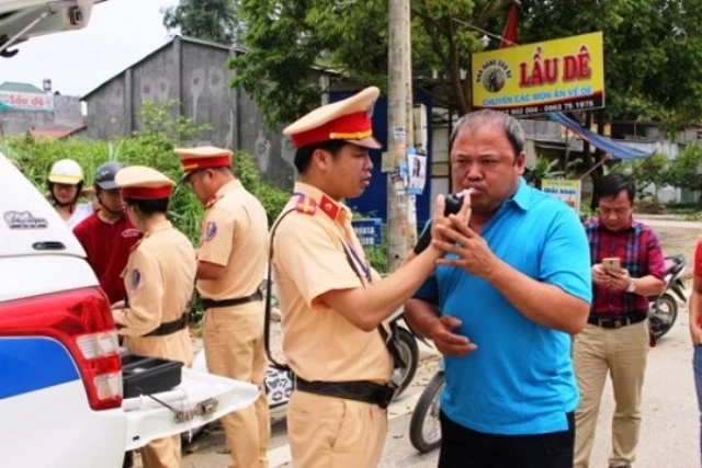 Cảnh sát giao thông Hà Nội kiểm tra nồng độ cồn lái xe tham gia giao thông.