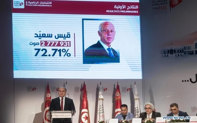 Chủ tịch ISIE Bafoun công bố kết quả bầu cử chính thức trong cuộc họp báo tại Tunis, ngày 14-10. (Ảnh: Tân Hoa xã)