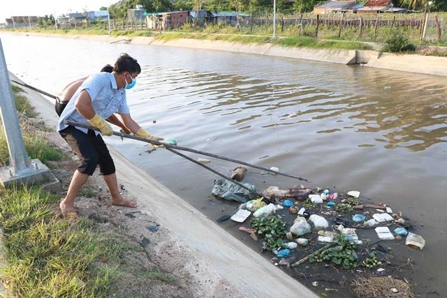 Đoàn viên, thanh niên TP Phan Rang - Tháp Chàm vớt rác thải và xác lợn chết dưới kênh cầu Ngòi đem đi chôn, ngăn chặn ô nhiễm nguồn nước và môi trường.