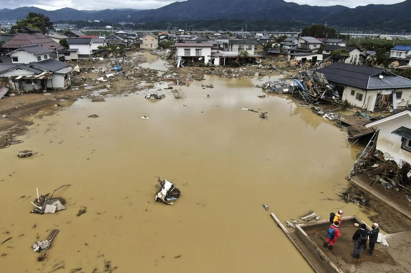 Nước vẫn ngập hai bờ sông Chikuma sáng 15-10 do bão Hagibis làm vỡ đê (Ảnh: AP) 