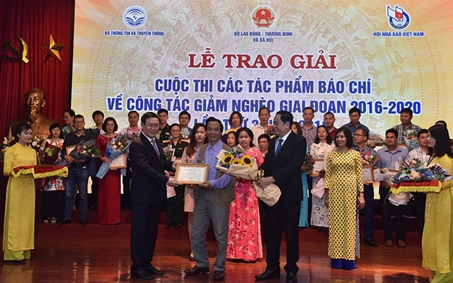 Phó Thủ tướng Vương Đình Huệ và Chủ tịch Ủy ban TƯ Mặt trận Tổ quốc Việt Nam Trần Thanh Mẫn trao giải A cho đại diện nhóm tác giả của Báo Nhân Dân.