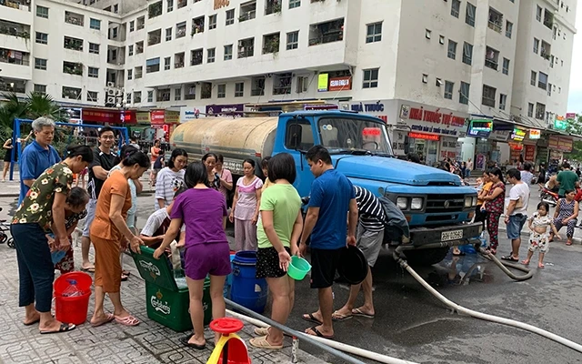 Người dân tại khu đô thị Linh Đàm, Hà Nội lấy nước sạch (Ảnh: Bông Mai).