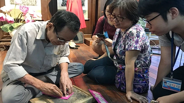 Ông Nguyễn Đăng Giáp là một trong không nhiều nghệ nhân của làng tranh Đông Hồ còn biết làm tranh trổ giấy. Ảnh: THƯ HOÀNG