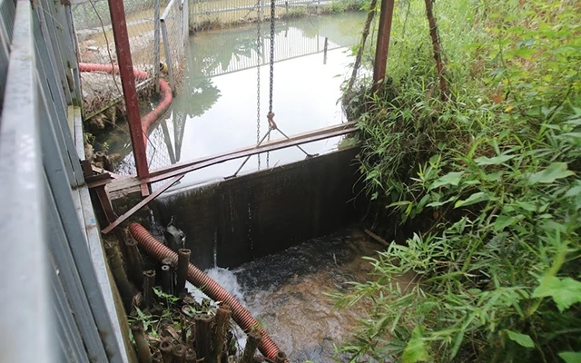Đầu nguồn nước tại Kỳ Sơn, tỉnh Hòa Bình bị đổ dầu nhớt thải trộm. Dầu thải chảy lan ra suối, rồi chảy vào hồ chứa nước để cấp cho nhà máy xử lý nước của Viwasupco (Ảnh: Giang Ngọc).