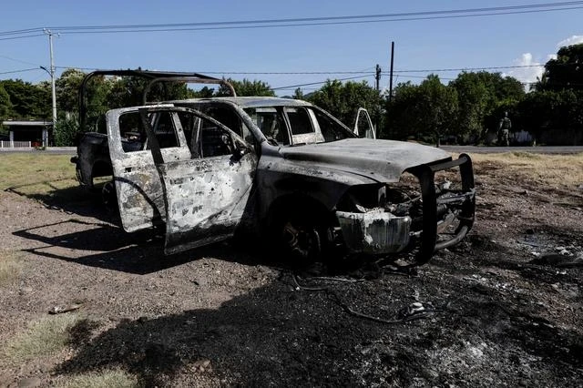 Xe của cảnh sát bị các đối tượng tội phạm đốt cháy (Ảnh: Reuters)