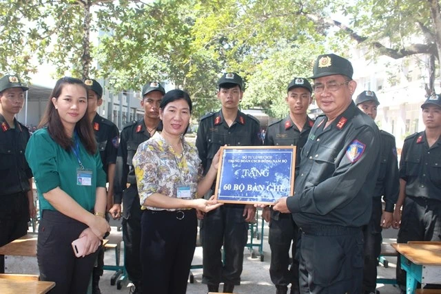 Lãnh đạo Trung đoàn Cảnh sát Cơ động Đông Nam Bộ trao bàn ghế cho Trường Tiểu học Tam Phước 2.