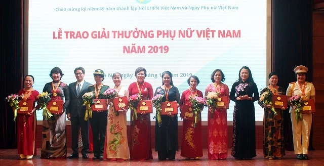 Phó Thủ tướng Vũ Đức Đam, Chủ tịch Hội LHPNVN Nguyễn Thị Thu Hà trao Giải thưởng Phụ nữ Việt Nam 2019 cho các cá nhân nữ. (Ảnh: Báo Phụ nữ Việt Nam)