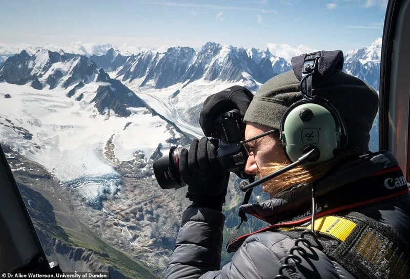 Tiến sĩ Kieran Baxter đã đáp chuyến bay trực thăng lên đỉnh Apls để chụp ảnh vào tháng 8 vừa qua.