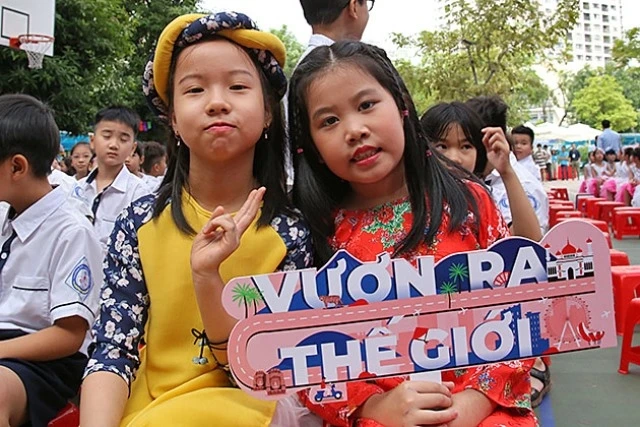 Nguyễn Ngân Giang và Đỗ Ngân Giang, hai trong số những thí sinh đầu tiên tham gia chương trình với clip dự thi "Cốm làng Vòng".
