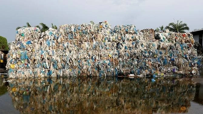 Chất thải nhựa chất đống bên ngoài một nhà máy tái chế bất hợp pháp ở Malaysia.