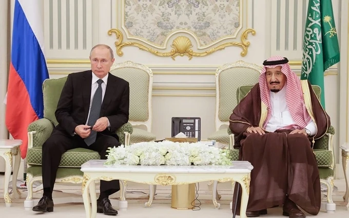 Tổng thống Nga Vladimir Putin và Quốc vương A-rập Xê-út Salman bin Abdulaziz Al-Saud. (Ảnh: TASS)