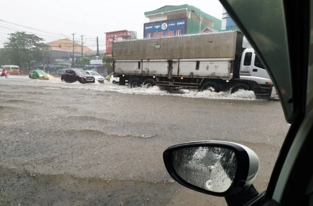 Mưa lớn khiến nhiều tuyến đường ở Nghệ An bị ngập, chia cắt.