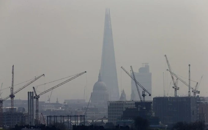 Khói sương bao phủ The Shard, tòa nhà cao nhất Tây Âu, và nhà thờ Thánh Paul tại London, ngày 3-4-2014. (Ảnh: Reuters)
