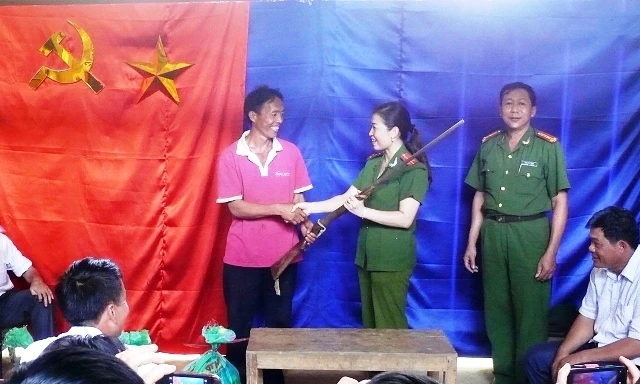 Người dân thôn Bản Tưn, xã Xuân Lạc (Chợ Đồn) giao nộp súng săn. 