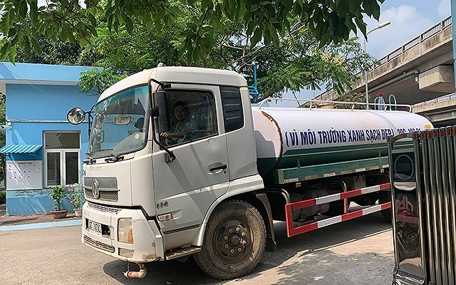 Xe lấy nước cho người dân khu đô thi Linh Đàm tại Nhà máy nước Pháp Vân (Ảnh: Bông Mai).