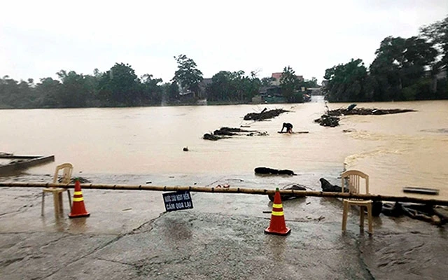 Do cầu tràn Sơn Giang, huyện Hương Sơn (Hà Tĩnh) bị ngập từ trưa 15-10, chính quyền địa phương đã cắm biển cảnh báo nguy hiểm, cấm người dân qua lại. Ảnh: Bá Tân