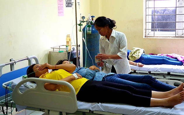 Các công nhân nghi bị ngộ độc khí được chăm sóc tại Trung tâm y tế huyện Nghĩa Hưng.