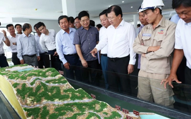 Phó Thủ tướng Trịnh Đình Dũng cùng lãnh đạo các bộ, ngành trung ương và địa phương tham quan mô hình phát triển điện mặt trời, điện gió và dự kiến đầu tư hạ tầng đường dây truyền tải 500kV.