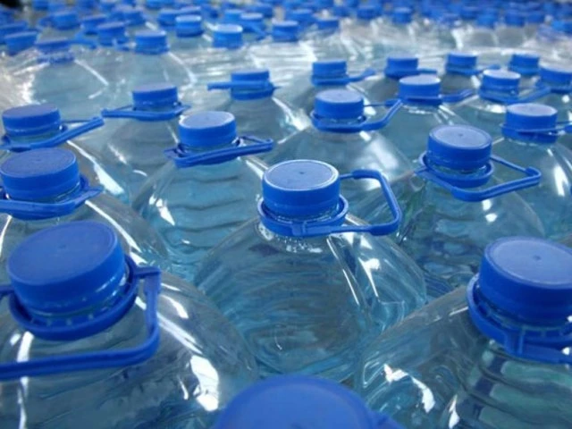 Ngăn chặn việc tăng giá bất hợp lý nước đóng chai