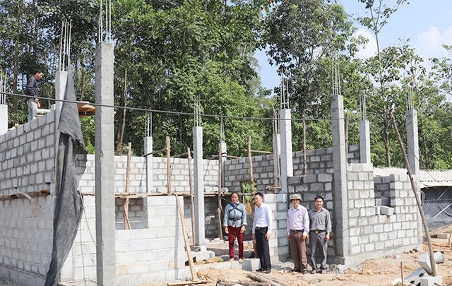 Chị Nông Thị Vĩnh (huyện Yên Minh, tỉnh Hà Giang) bên căn nhà đang xây dựng từ sự hỗ trợ của Quỹ "Vì người nghèo".