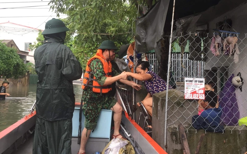 Bộ đội Lữ đoàn 873 giúp người dân phường Bến Thủy (Nghệ An) sau trận mưa lụt lịch sử.
