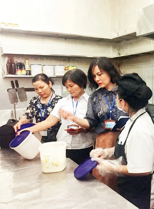 Đoàn thanh tra chuyên ngành an toàn thực phẩm kiểm tra tại một nhà hàng trên địa bàn quận Ba Đình.