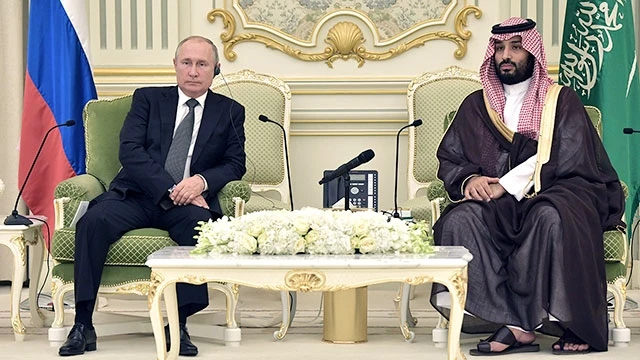 Tổng thống Nga V.Putin (trái) và Thái tử Saudi Arabia Mohammed bin Salman tham dự một cuộc họp ở Thủ đô Riyadh. Ảnh: VOA NEWS