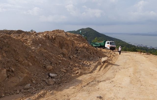 Chiều 17-10, cơ quan chức năng tỉnh Bà Rịa - Vũng Tàu đã phát hiện chủ đầu tư dự án Thủy cung Hòn Ngưu đang san, gạt trái phép hàng nghìn mét vuông đất trên núi Lớn, TP Vũng Tàu.