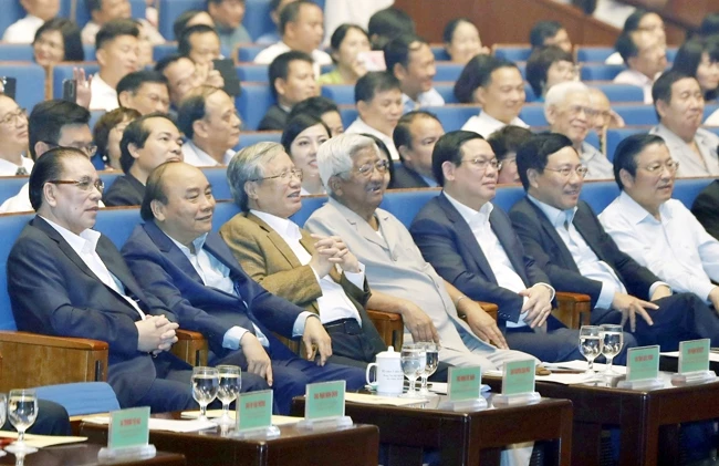 Thủ tướng Nguyễn Xuân Phúc và các đại biểu dự chương trình. Ảnh: THỐNG NHẤT (TTXVN)