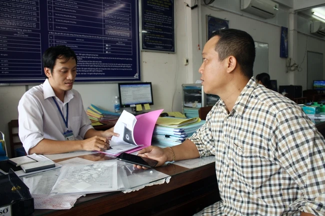Người dân được hỗ trợ giải quyết hồ sơ tại Văn phòng công chứng số 1 tỉnh Tiền Giang.
