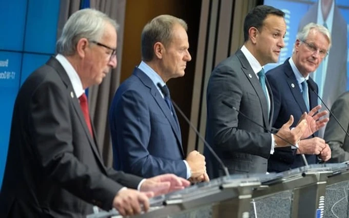 Ông Jean-Claude Juncker, Donald Tusk, Leo Varadkar và Trưởng đoàn đàm phán Brexit của EU Michel Barnier (từ trái sang) tại cuộc họp báo. (Ảnh: Getty)