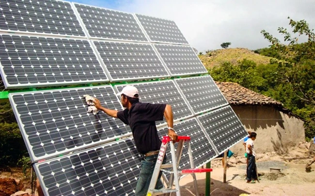 Người dân Costa Rica lắp đặt hệ thống điện mặt trời. Ảnh | RACUNALO.COM