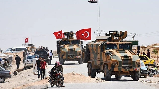 Quân đội Thổ Nhĩ Kỳ tiến vào thành phố Manbij của Syria. Ảnh: VOA NEWS